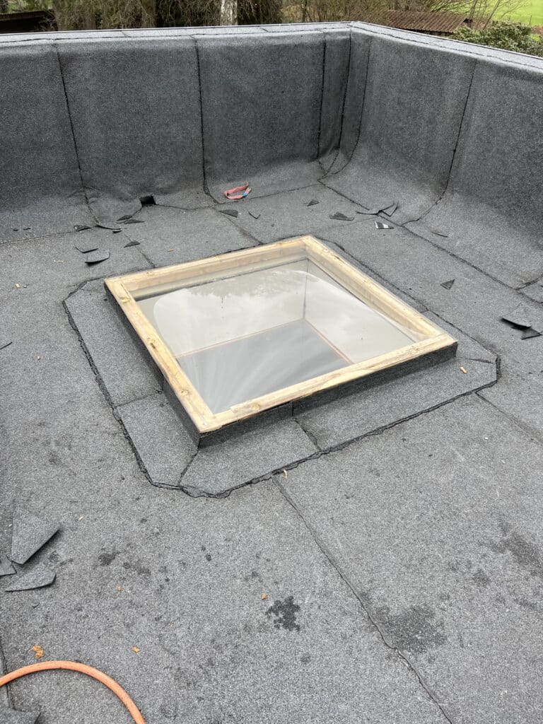 Een lichtkoepel op een plat dak